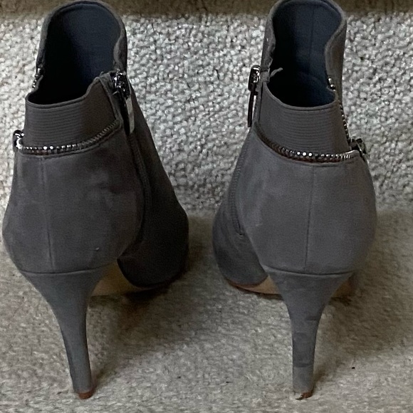 MARC FISHER SHOES/MARC FISHER ANKLE HEEL BOOTS/ SERINITY/GRAY/SIZE 7.5 M/EUC - Picture 3 of 6